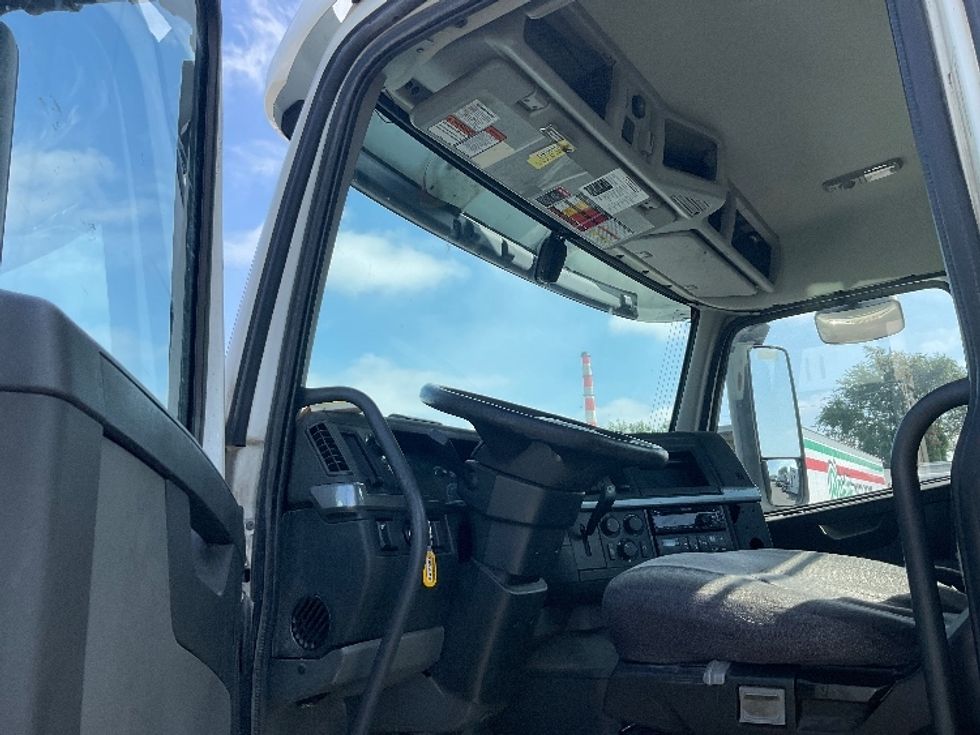 Day Cab Tractor-Heavy Duty Tractors-Volvo-2019-VNL64T300-Kansas City-MO-584,362\n\t\tmiles-$ 30,750 - Image 9