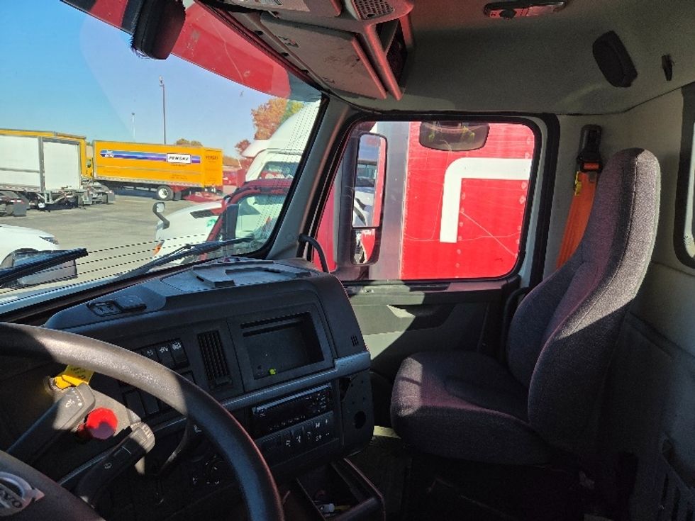 Day Cab Tractor-Heavy Duty Tractors-Volvo-2019-VNL64T300-Kansas City-MO-704,867\n\t\tmiles-$ 24,000 - Image 10