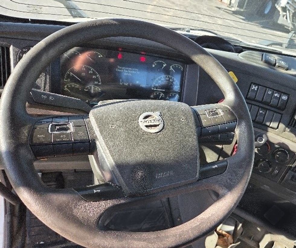Day Cab Tractor-Heavy Duty Tractors-Volvo-2019-VNL64T300-Kansas City-MO-704,867\n\t\tmiles-$ 24,000 - Image 11