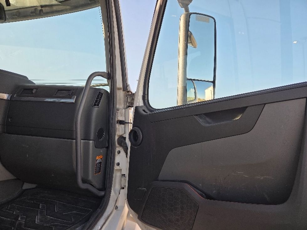 Day Cab Tractor-Heavy Duty Tractors-Volvo-2019-VNL64T300-Kansas City-MO-704,867\n\t\tmiles-$ 24,000 - Image 12