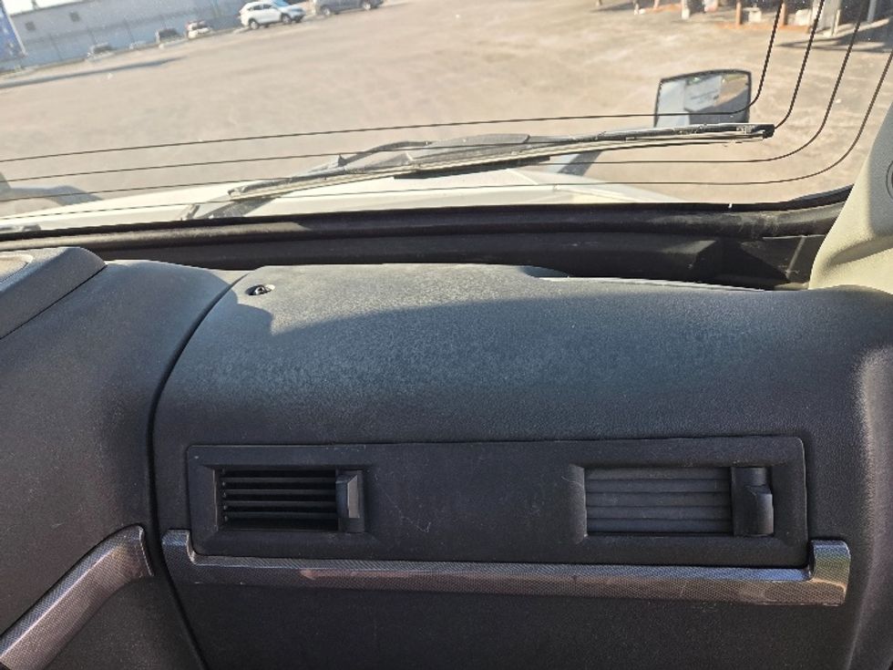 Day Cab Tractor-Heavy Duty Tractors-Volvo-2019-VNL64T300-Kansas City-MO-704,867\n\t\tmiles-$ 24,000 - Image 13