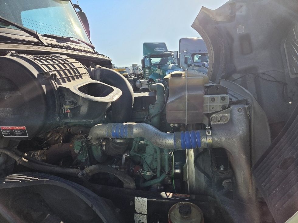 Day Cab Tractor-Heavy Duty Tractors-Volvo-2019-VNL64T300-Kansas City-MO-704,867\n\t\tmiles-$ 24,000 - Image 15