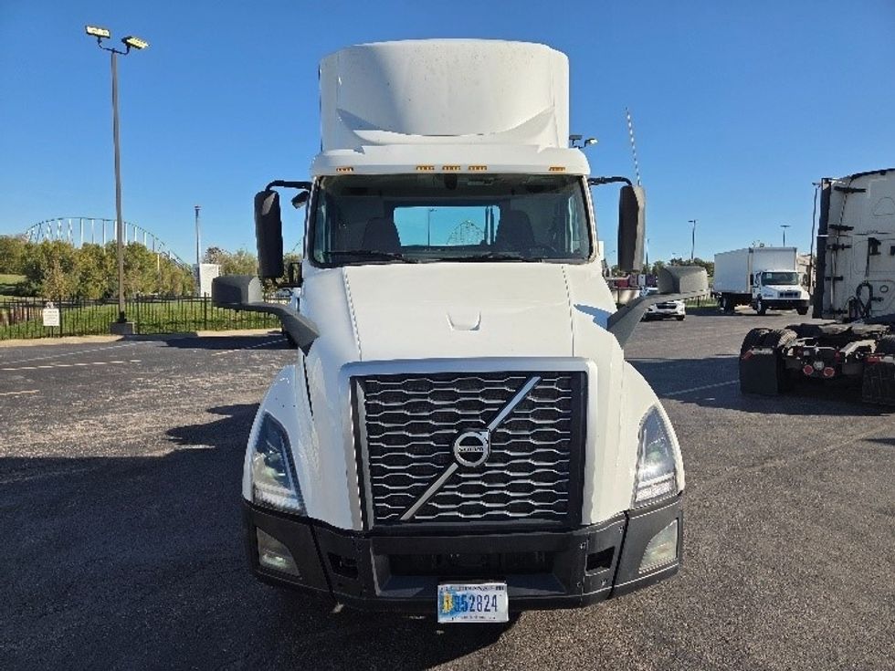 Day Cab Tractor-Heavy Duty Tractors-Volvo-2019-VNL64T300-Kansas City-MO-704,867\n\t\tmiles-$ 24,000 - Image 2