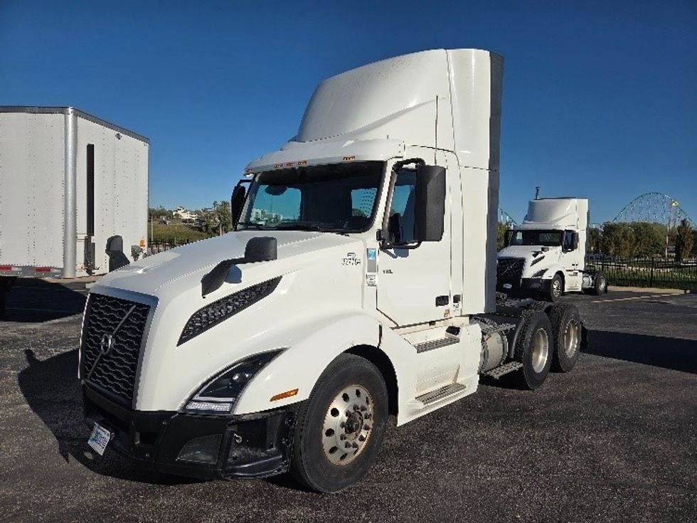 Day Cab Tractor-Heavy Duty Tractors-Volvo-2019-VNL64T300-Kansas City-MO-704,867\n\t\tmiles-$ 24,000 - Image 3