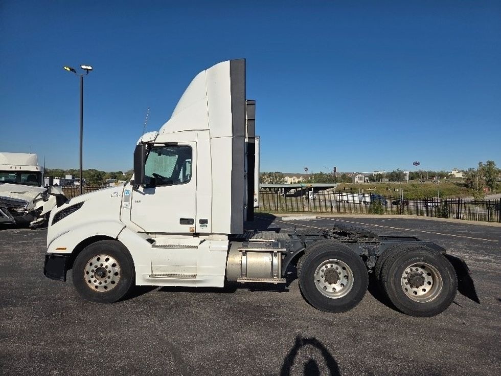 Day Cab Tractor-Heavy Duty Tractors-Volvo-2019-VNL64T300-Kansas City-MO-704,867\n\t\tmiles-$ 24,000 - Image 4