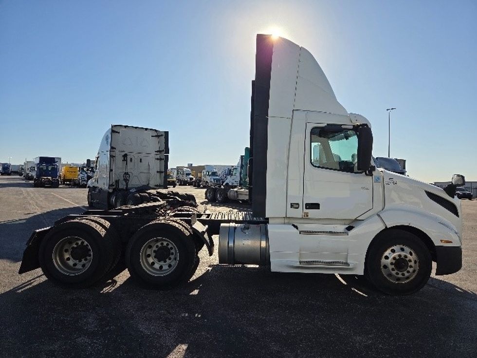 Day Cab Tractor-Heavy Duty Tractors-Volvo-2019-VNL64T300-Kansas City-MO-704,867\n\t\tmiles-$ 24,000 - Image 8