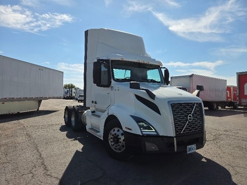 Day Cab Tractor-Heavy Duty Tractors-Volvo-2019-VNL64T300-Kansas City-MO-763,622\n\t\tmiles-$ 24,000 - Image 1