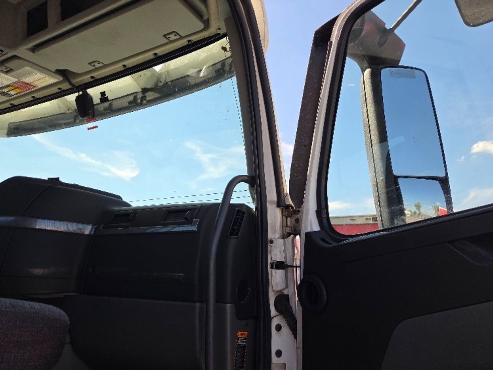 Day Cab Tractor-Heavy Duty Tractors-Volvo-2019-VNL64T300-Kansas City-MO-763,622\n\t\tmiles-$ 24,000 - Image 12