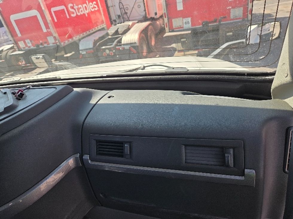 Day Cab Tractor-Heavy Duty Tractors-Volvo-2019-VNL64T300-Kansas City-MO-763,622\n\t\tmiles-$ 24,000 - Image 13