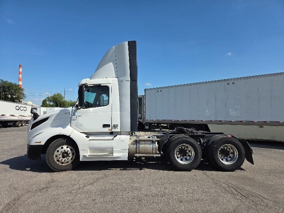 Day Cab Tractor-Heavy Duty Tractors-Volvo-2019-VNL64T300-Kansas City-MO-763,622\n\t\tmiles-$ 24,000 - Image 4