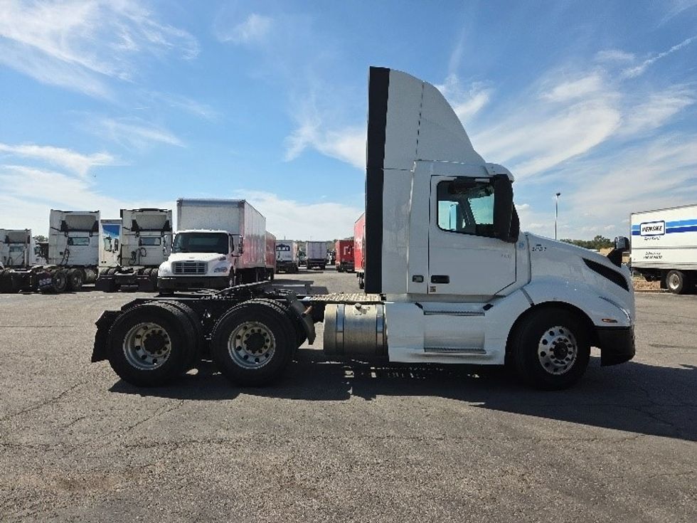 Day Cab Tractor-Heavy Duty Tractors-Volvo-2019-VNL64T300-Kansas City-MO-763,622\n\t\tmiles-$ 24,000 - Image 8