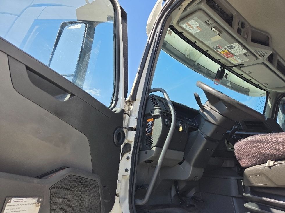 Day Cab Tractor-Heavy Duty Tractors-Volvo-2019-VNL64T300-Kansas City-MO-763,622\n\t\tmiles-$ 24,000 - Image 9