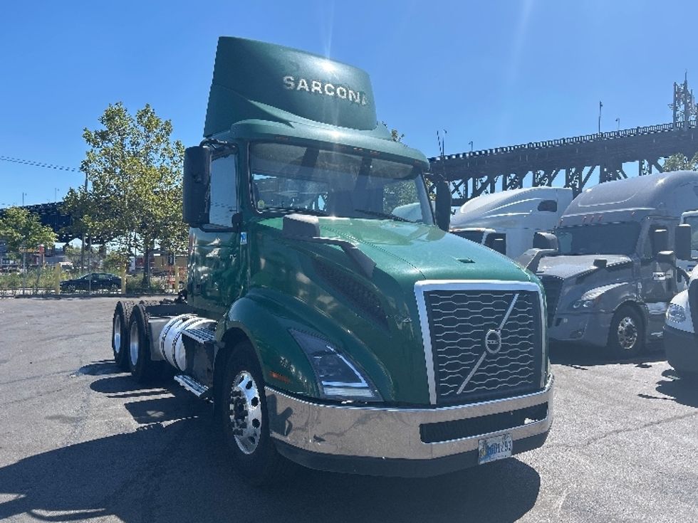 Day Cab Tractor-Heavy Duty Tractors-Volvo-2019-VNL64T300-Kearny-NJ-201,918\n\t\tmiles-$ 52,000 - Image 1