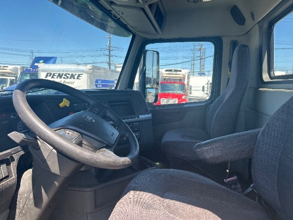 Day Cab Tractor-Heavy Duty Tractors-Volvo-2019-VNL64T300-Kearny-NJ-201,918\n\t\tmiles-$ 52,000 - Image 10