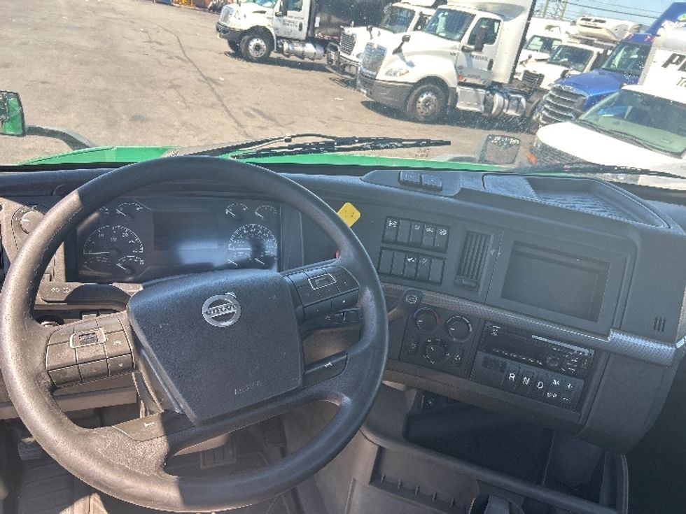 Day Cab Tractor-Heavy Duty Tractors-Volvo-2019-VNL64T300-Kearny-NJ-201,918\n\t\tmiles-$ 52,000 - Image 11