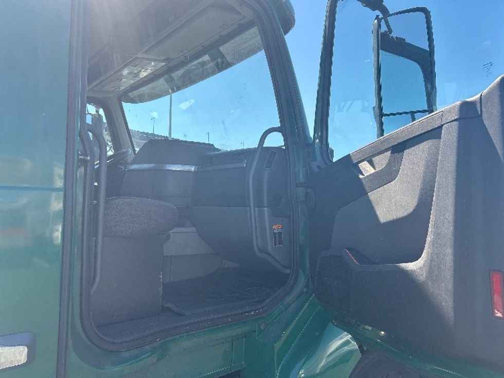 Day Cab Tractor-Heavy Duty Tractors-Volvo-2019-VNL64T300-Kearny-NJ-201,918\n\t\tmiles-$ 52,000 - Image 12