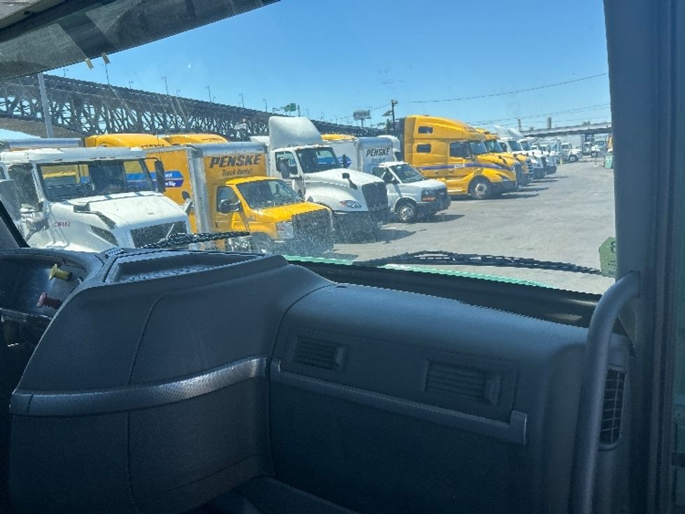 Day Cab Tractor-Heavy Duty Tractors-Volvo-2019-VNL64T300-Kearny-NJ-201,918\n\t\tmiles-$ 52,000 - Image 13