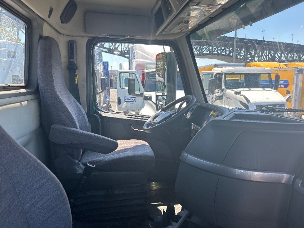 Day Cab Tractor-Heavy Duty Tractors-Volvo-2019-VNL64T300-Kearny-NJ-201,918\n\t\tmiles-$ 52,000 - Image 14