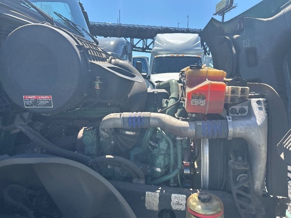 Day Cab Tractor-Heavy Duty Tractors-Volvo-2019-VNL64T300-Kearny-NJ-201,918\n\t\tmiles-$ 52,000 - Image 15