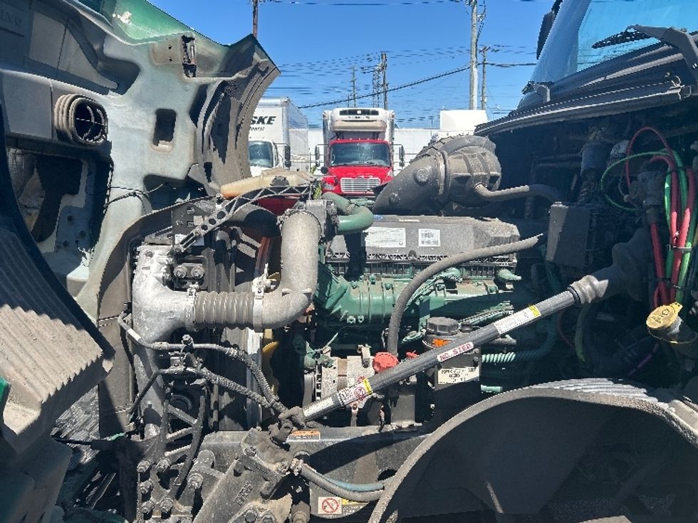 Day Cab Tractor-Heavy Duty Tractors-Volvo-2019-VNL64T300-Kearny-NJ-201,918\n\t\tmiles-$ 52,000 - Image 16