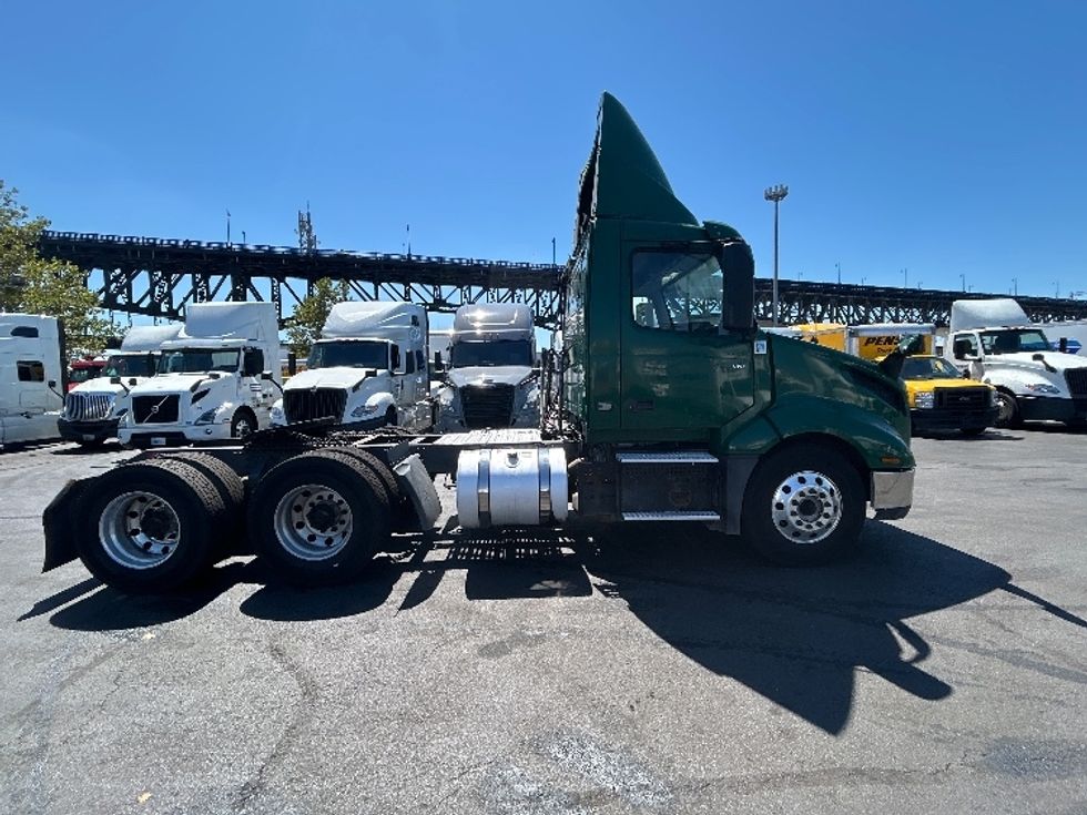 Day Cab Tractor-Heavy Duty Tractors-Volvo-2019-VNL64T300-Kearny-NJ-201,918\n\t\tmiles-$ 52,000 - Image 8