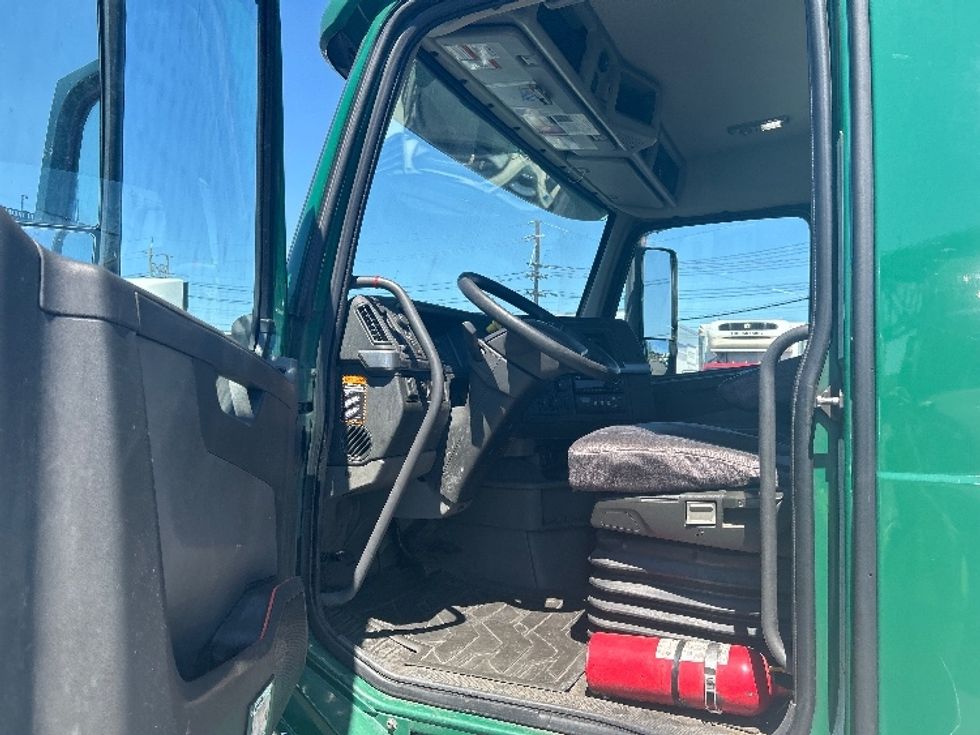 Day Cab Tractor-Heavy Duty Tractors-Volvo-2019-VNL64T300-Kearny-NJ-201,918\n\t\tmiles-$ 52,000 - Image 9
