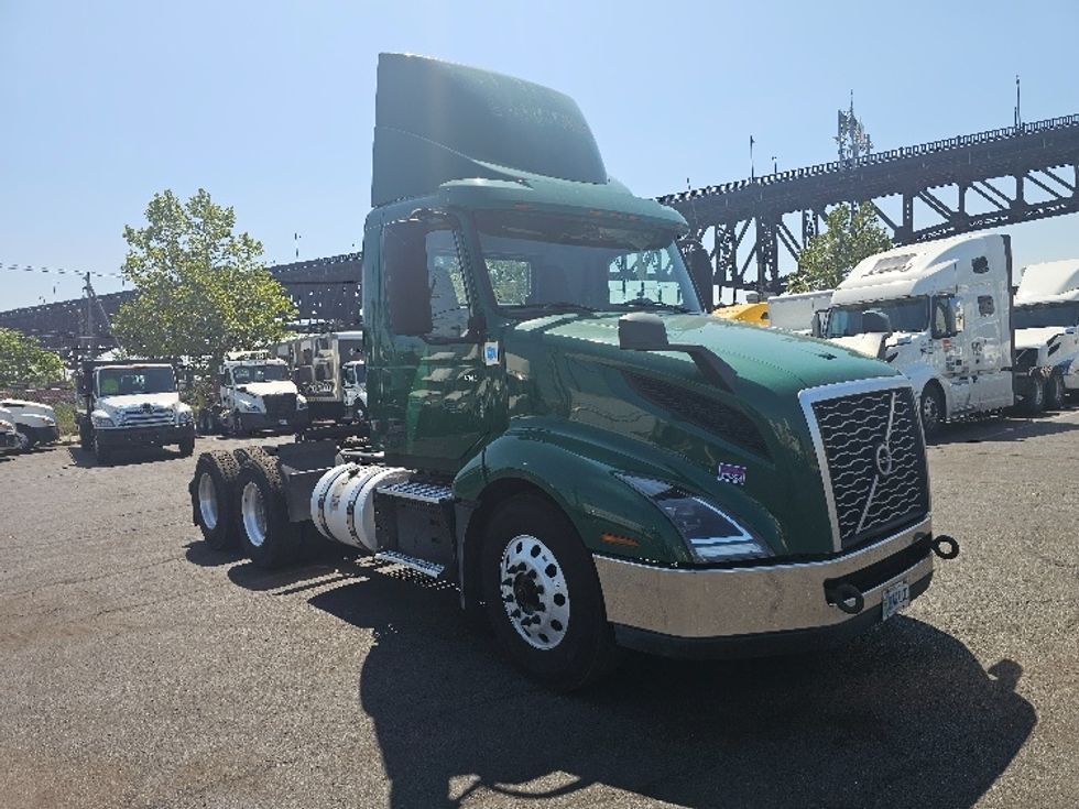 Day Cab Tractor-Heavy Duty Tractors-Volvo-2019-VNL64T300-Kearny-NJ-263,012\n\t\tmiles-$ 49,000 - Image 1
