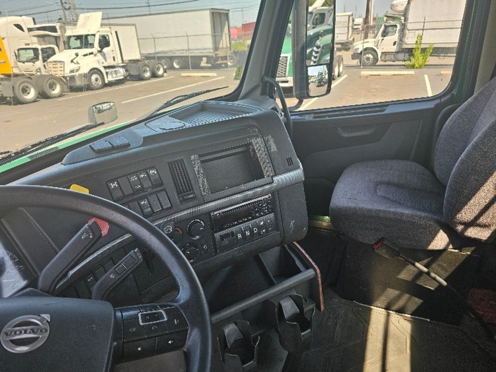 Day Cab Tractor-Heavy Duty Tractors-Volvo-2019-VNL64T300-Kearny-NJ-263,012\n\t\tmiles-$ 49,000 - Image 10