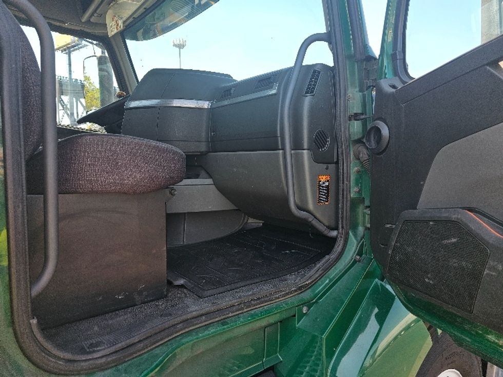 Day Cab Tractor-Heavy Duty Tractors-Volvo-2019-VNL64T300-Kearny-NJ-263,012\n\t\tmiles-$ 49,000 - Image 12