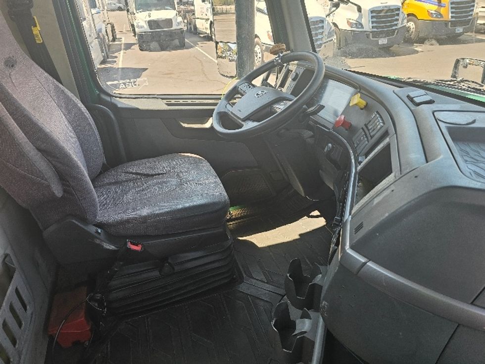 Day Cab Tractor-Heavy Duty Tractors-Volvo-2019-VNL64T300-Kearny-NJ-263,012\n\t\tmiles-$ 49,000 - Image 14