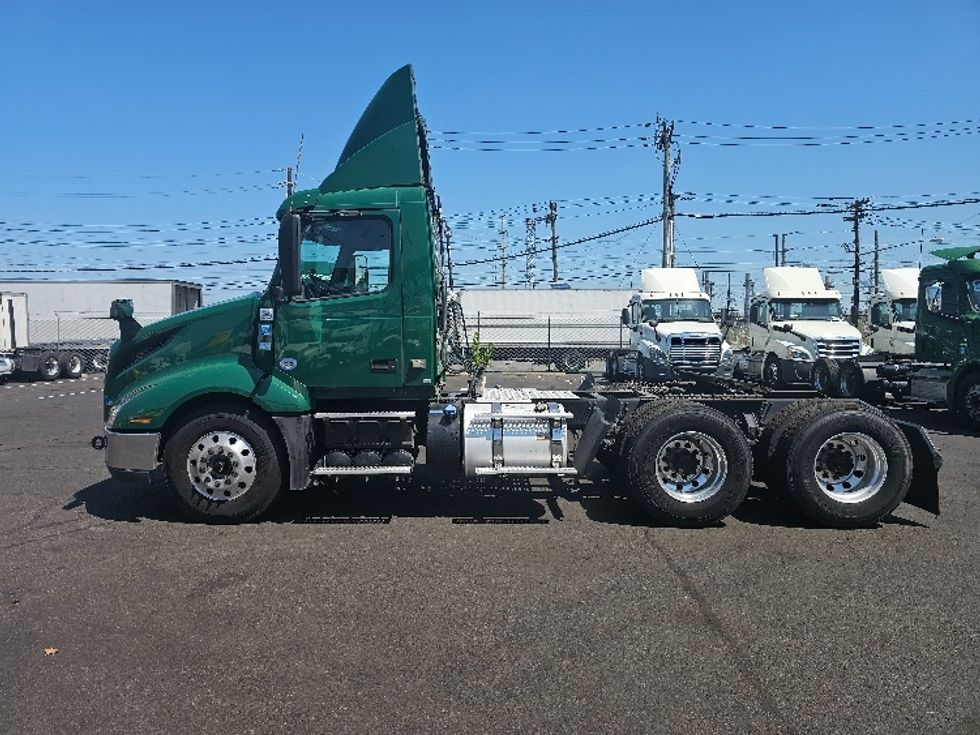Day Cab Tractor-Heavy Duty Tractors-Volvo-2019-VNL64T300-Kearny-NJ-263,012\n\t\tmiles-$ 49,000 - Image 4