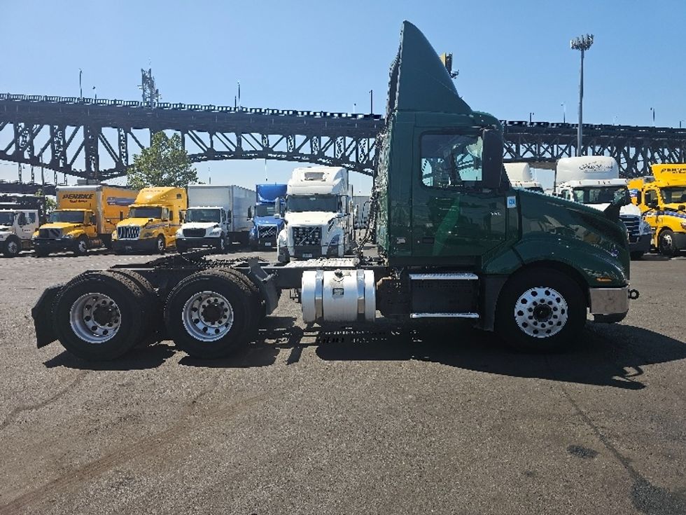 Day Cab Tractor-Heavy Duty Tractors-Volvo-2019-VNL64T300-Kearny-NJ-263,012\n\t\tmiles-$ 49,000 - Image 8