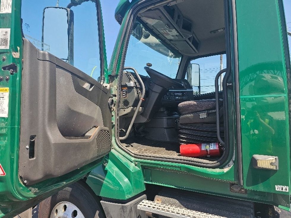 Day Cab Tractor-Heavy Duty Tractors-Volvo-2019-VNL64T300-Kearny-NJ-263,012\n\t\tmiles-$ 49,000 - Image 9