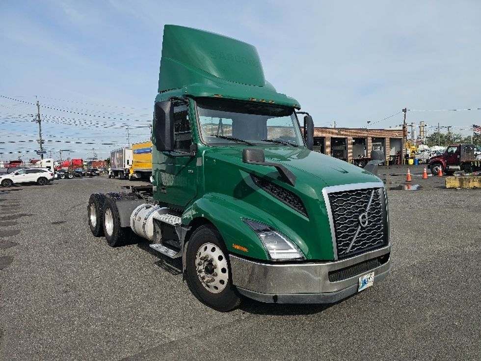 Day Cab Tractor-Heavy Duty Tractors-Volvo-2019-VNL64T300-Kearny-NJ-263,519\n\t\tmiles-$ 46,500 - Image 1