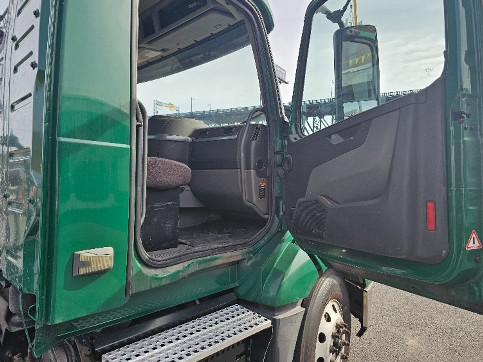 Day Cab Tractor-Heavy Duty Tractors-Volvo-2019-VNL64T300-Kearny-NJ-263,519\n\t\tmiles-$ 46,500 - Image 12