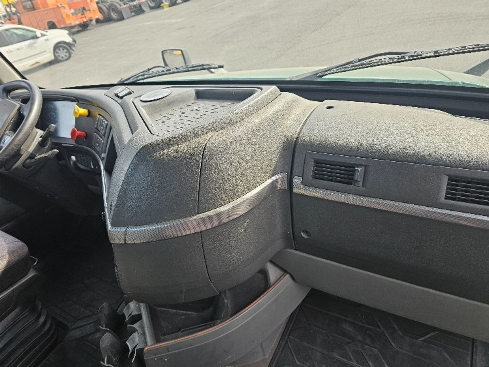 Day Cab Tractor-Heavy Duty Tractors-Volvo-2019-VNL64T300-Kearny-NJ-263,519\n\t\tmiles-$ 46,500 - Image 13