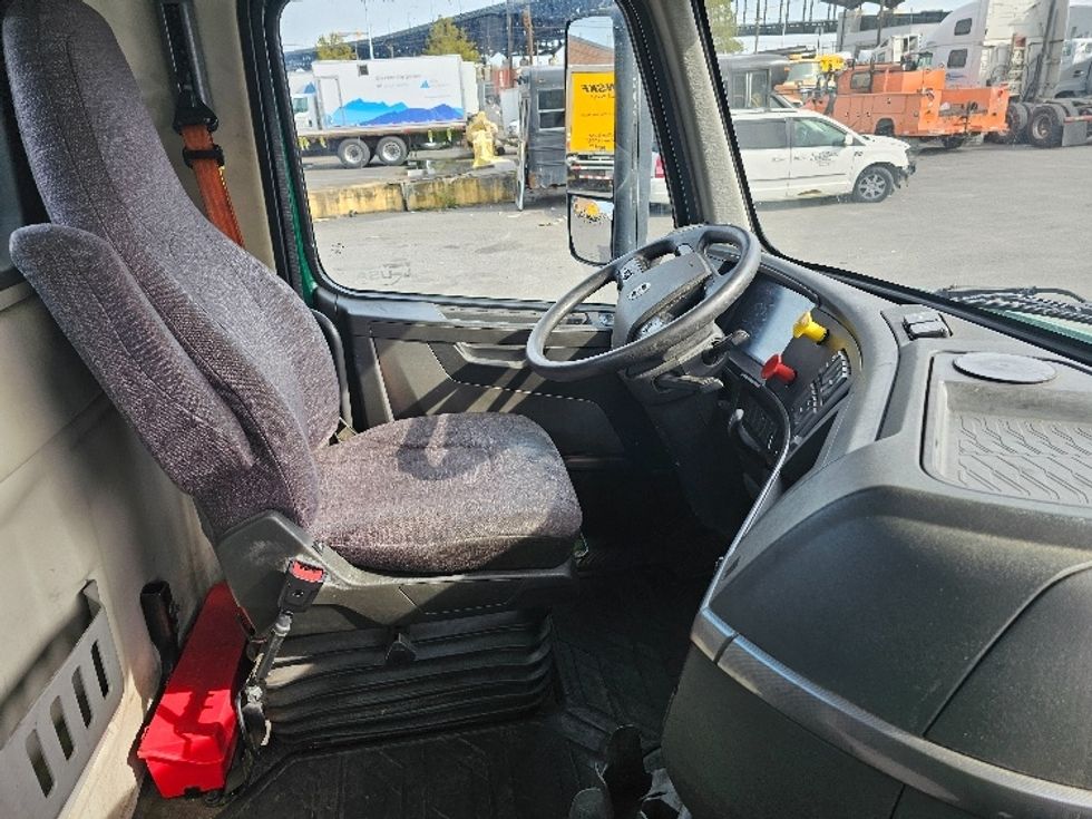 Day Cab Tractor-Heavy Duty Tractors-Volvo-2019-VNL64T300-Kearny-NJ-263,519\n\t\tmiles-$ 46,500 - Image 14