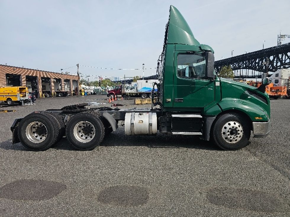 Day Cab Tractor-Heavy Duty Tractors-Volvo-2019-VNL64T300-Kearny-NJ-263,519\n\t\tmiles-$ 46,500 - Image 8