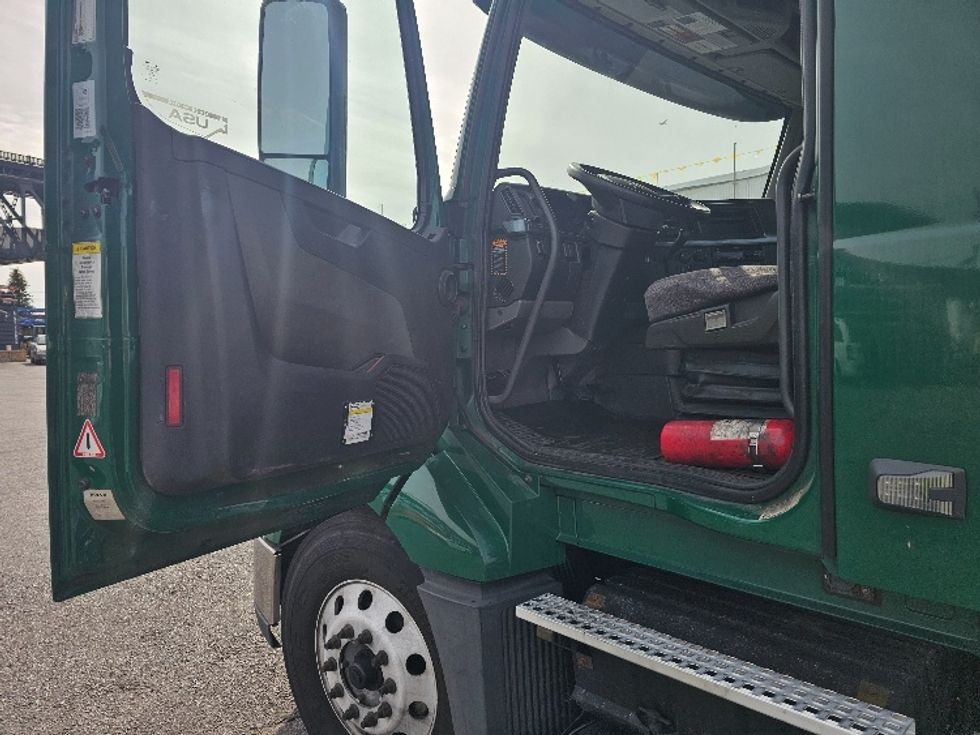 Day Cab Tractor-Heavy Duty Tractors-Volvo-2019-VNL64T300-Kearny-NJ-263,519\n\t\tmiles-$ 46,500 - Image 9