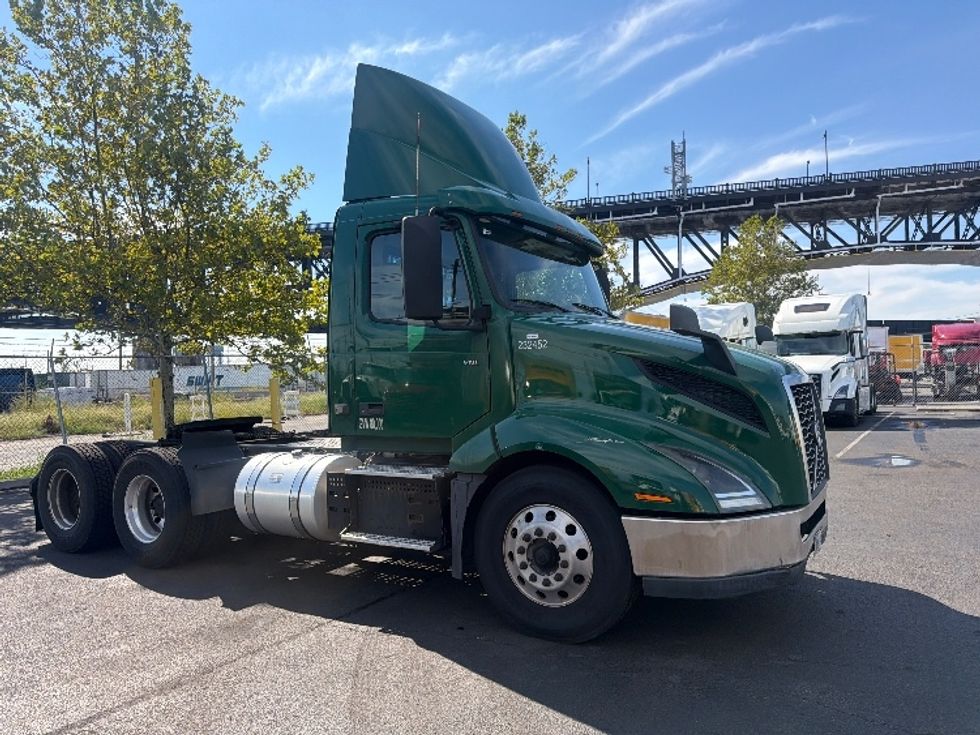 Day Cab Tractor-Heavy Duty Tractors-Volvo-2019-VNL64T300-Kearny-NJ-393,278\n\t\tmiles-$ 41,250 - Image 1