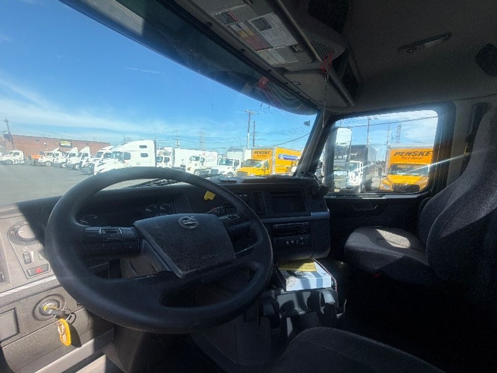 Day Cab Tractor-Heavy Duty Tractors-Volvo-2019-VNL64T300-Kearny-NJ-393,278\n\t\tmiles-$ 41,250 - Image 10