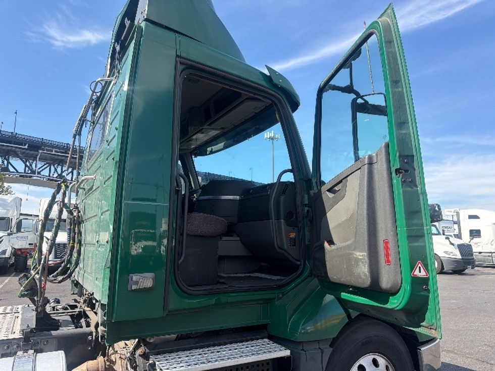 Day Cab Tractor-Heavy Duty Tractors-Volvo-2019-VNL64T300-Kearny-NJ-393,278\n\t\tmiles-$ 41,250 - Image 12