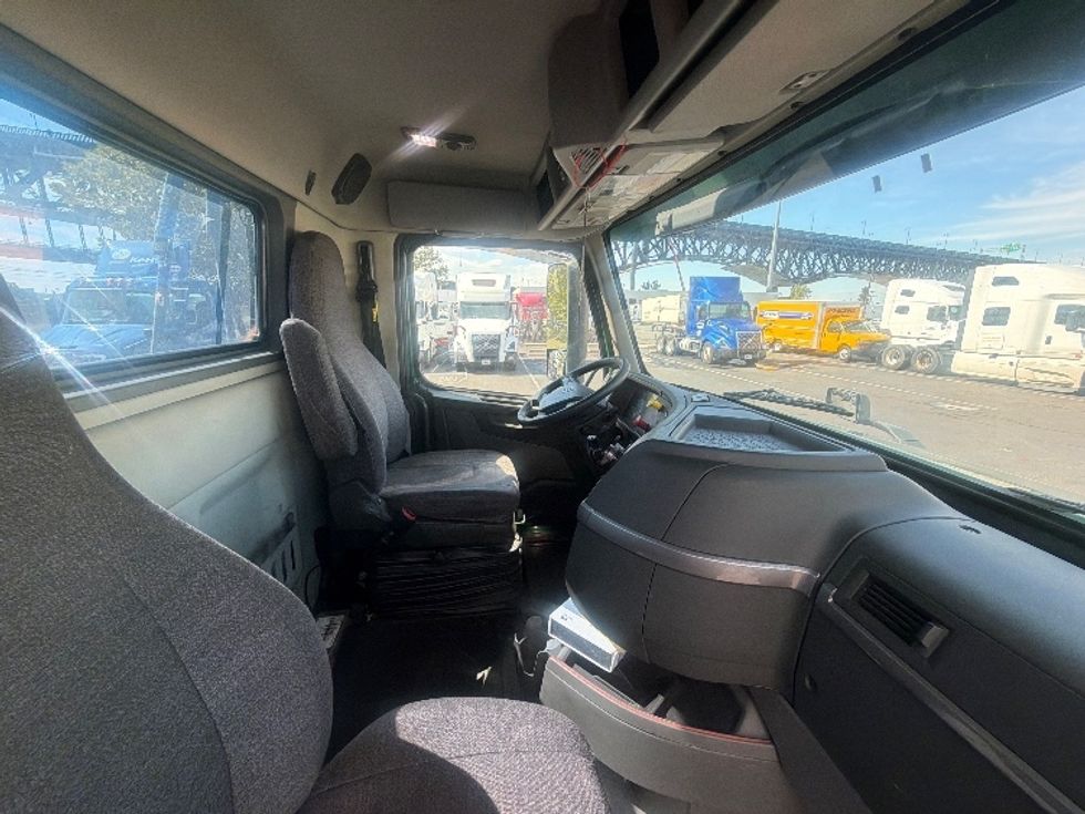 Day Cab Tractor-Heavy Duty Tractors-Volvo-2019-VNL64T300-Kearny-NJ-393,278\n\t\tmiles-$ 41,250 - Image 14