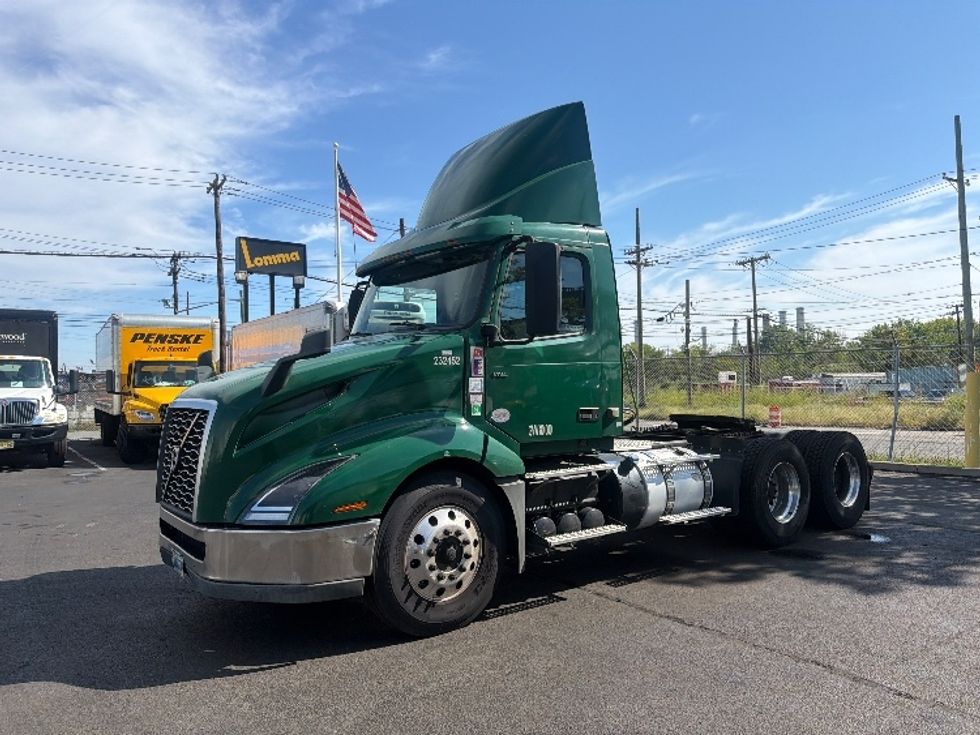 Day Cab Tractor-Heavy Duty Tractors-Volvo-2019-VNL64T300-Kearny-NJ-393,278\n\t\tmiles-$ 41,250 - Image 3