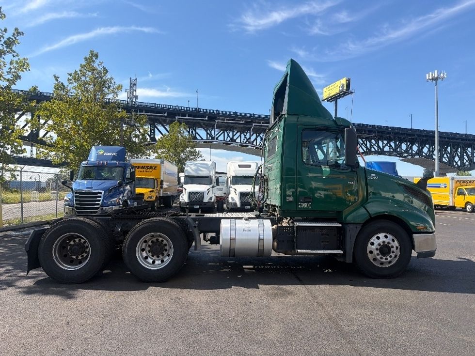 Day Cab Tractor-Heavy Duty Tractors-Volvo-2019-VNL64T300-Kearny-NJ-393,278\n\t\tmiles-$ 41,250 - Image 8