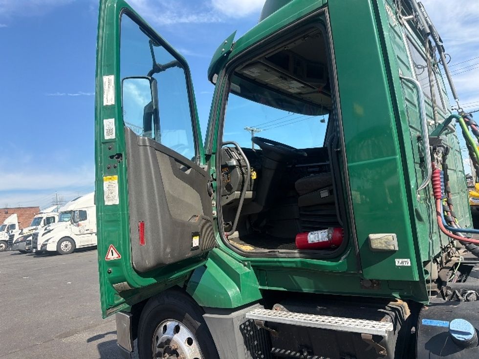 Day Cab Tractor-Heavy Duty Tractors-Volvo-2019-VNL64T300-Kearny-NJ-393,278\n\t\tmiles-$ 41,250 - Image 9