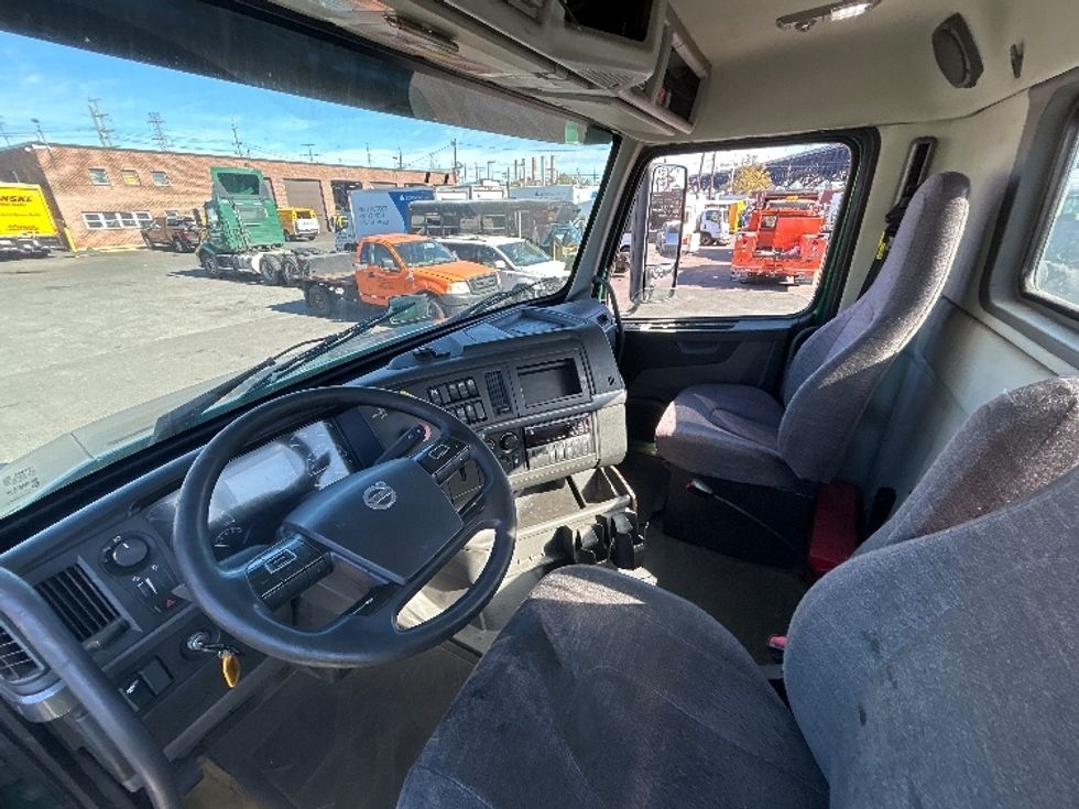 Day Cab Tractor-Heavy Duty Tractors-Volvo-2019-VNL64T300-Kearny-NJ-443,549\n\t\tmiles-$ 36,750 - Image 10