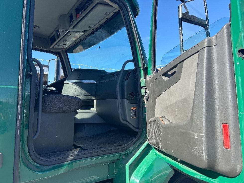 Day Cab Tractor-Heavy Duty Tractors-Volvo-2019-VNL64T300-Kearny-NJ-443,549\n\t\tmiles-$ 36,750 - Image 12