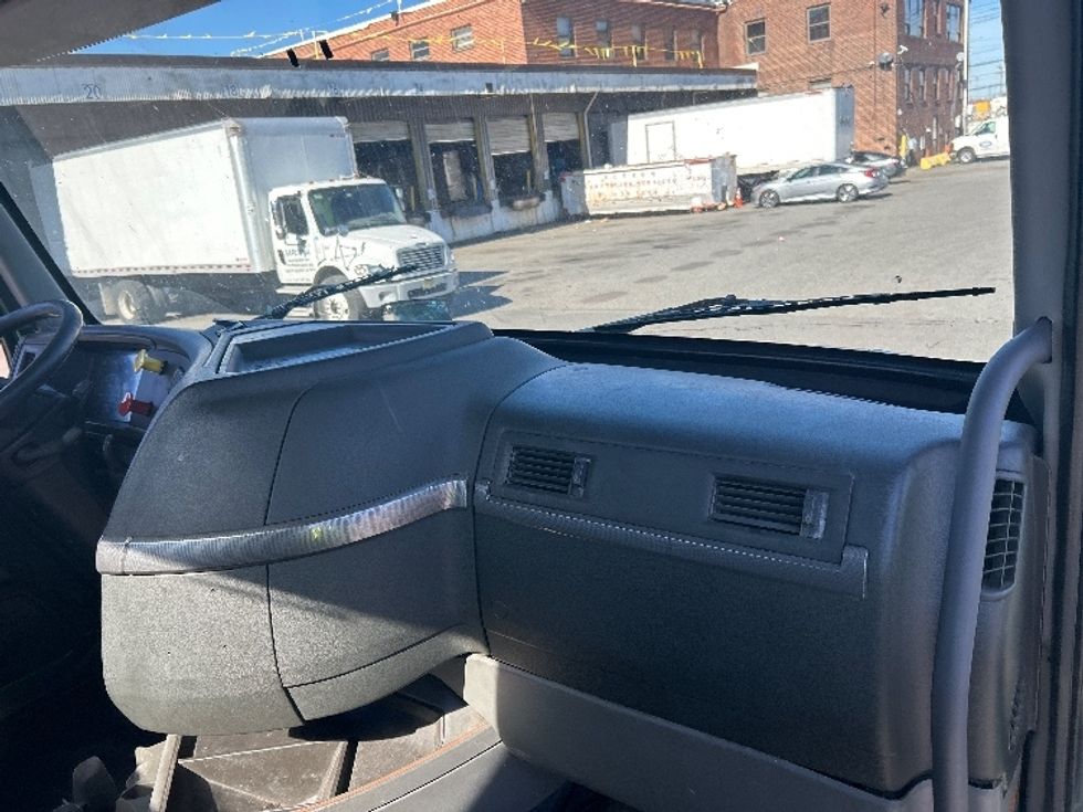Day Cab Tractor-Heavy Duty Tractors-Volvo-2019-VNL64T300-Kearny-NJ-443,549\n\t\tmiles-$ 36,750 - Image 13
