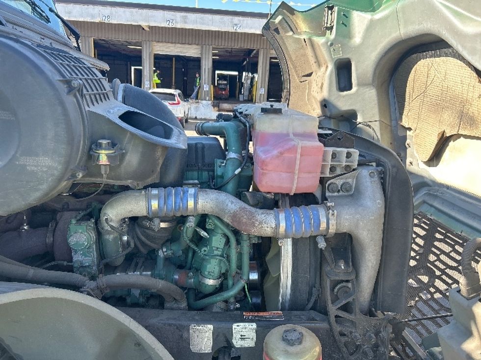 Day Cab Tractor-Heavy Duty Tractors-Volvo-2019-VNL64T300-Kearny-NJ-443,549\n\t\tmiles-$ 36,750 - Image 15